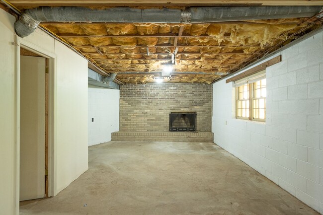 Building Photo - SPACIOUS RETREAT WITH DOWNTOWN CONVENIENCE