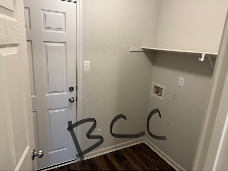 Building Photo - 110 Sunland Dr