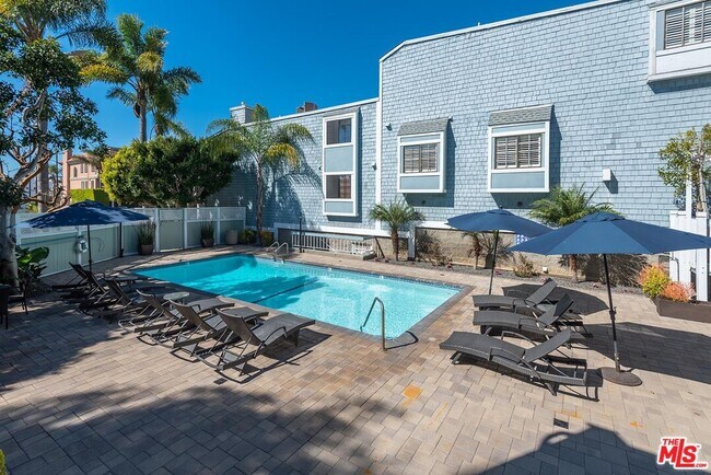 Building Photo - 3516 Vía Dolce