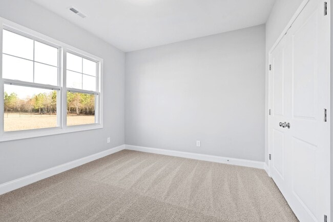 Building Photo - Bright & Spacious 3BR Home w/ 3-Car Garage...