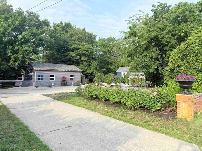 Building Photo - 1052 Shore Rd