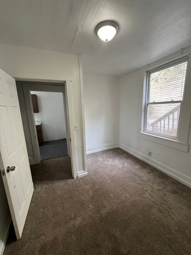 Building Photo - 3 Bedroom 1 Bathroom House (move in ready)