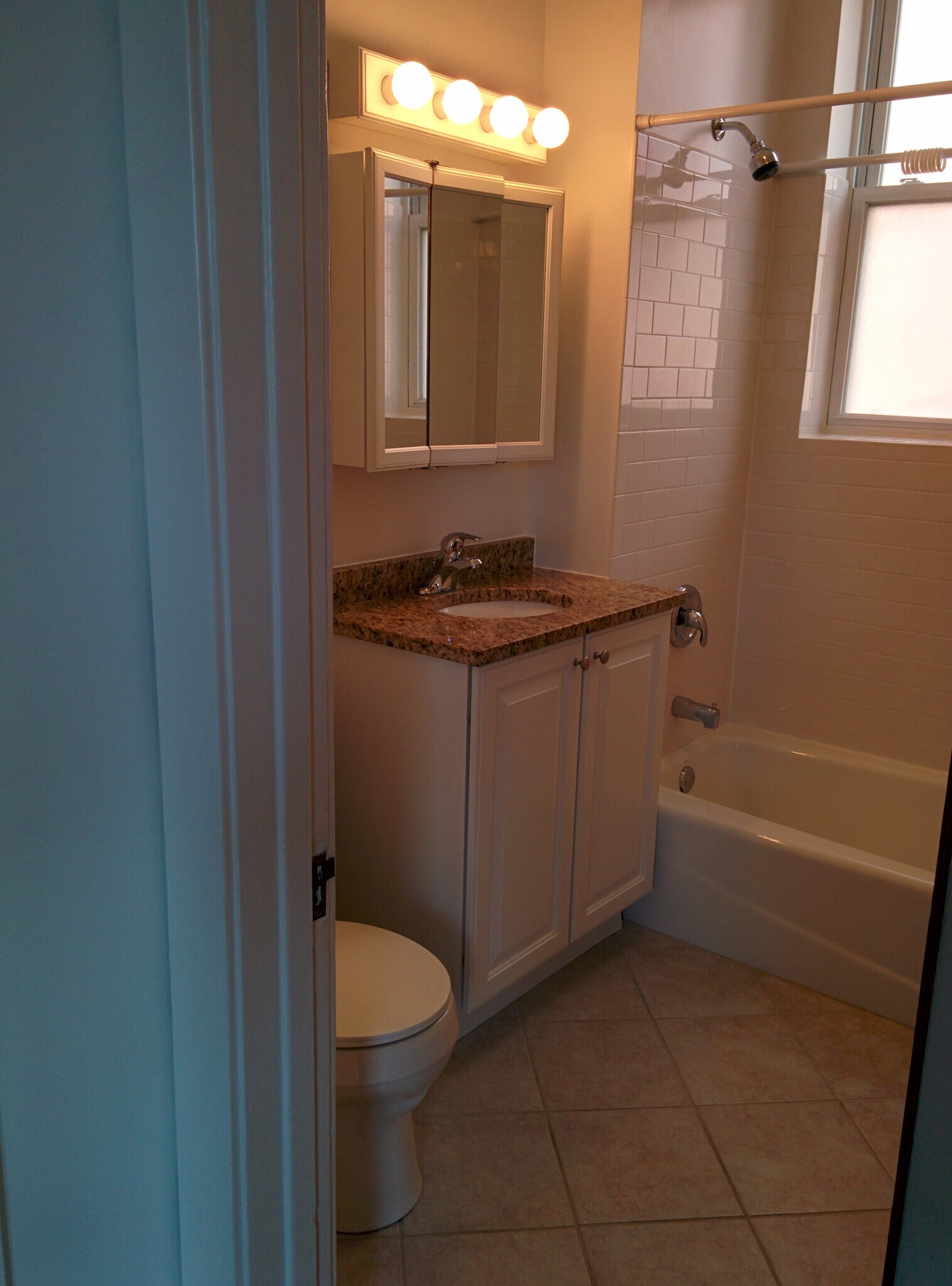 Building Photo - 3919 N Greenview Ave