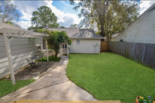 Building Photo - 13814 Lynnwood Ln