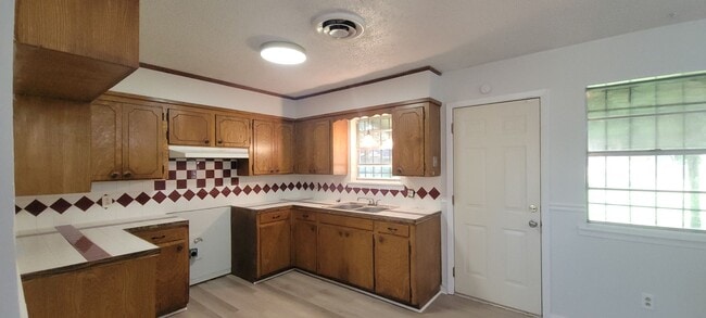 Building Photo - Gorgeous 3 bedroom/1.5 bath home with cove...
