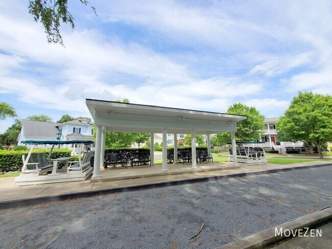 Building Photo - 17011 Hedgerow Park Rd