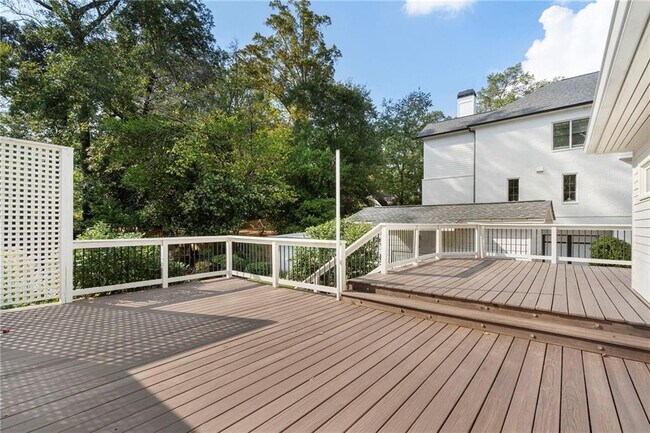 Building Photo - 2512 Brookwood Dr NE