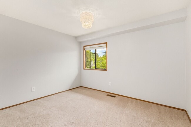 Building Photo - Spacious Education Hill Beauty