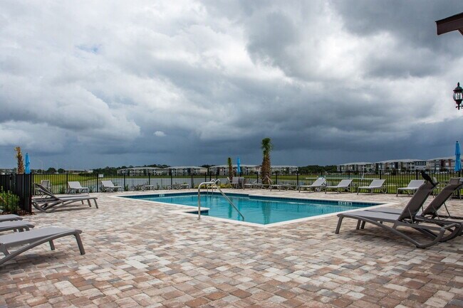 Building Photo - 3912 Plainview Dr