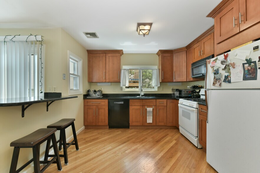 Building Photo - 335 W 4th St