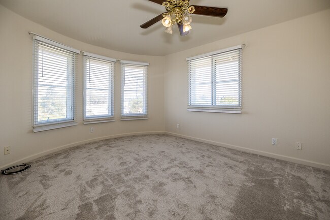 Building Photo - 7335 Rainbow Dr