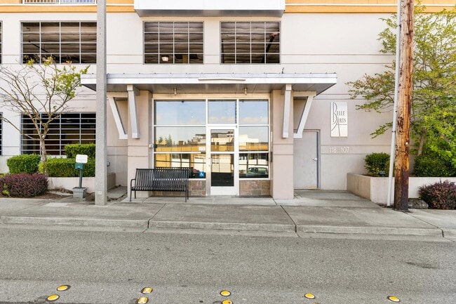 Building Photo - Beautiful 2 Bed 1.75 Bath Condo in Downtown Bellevue