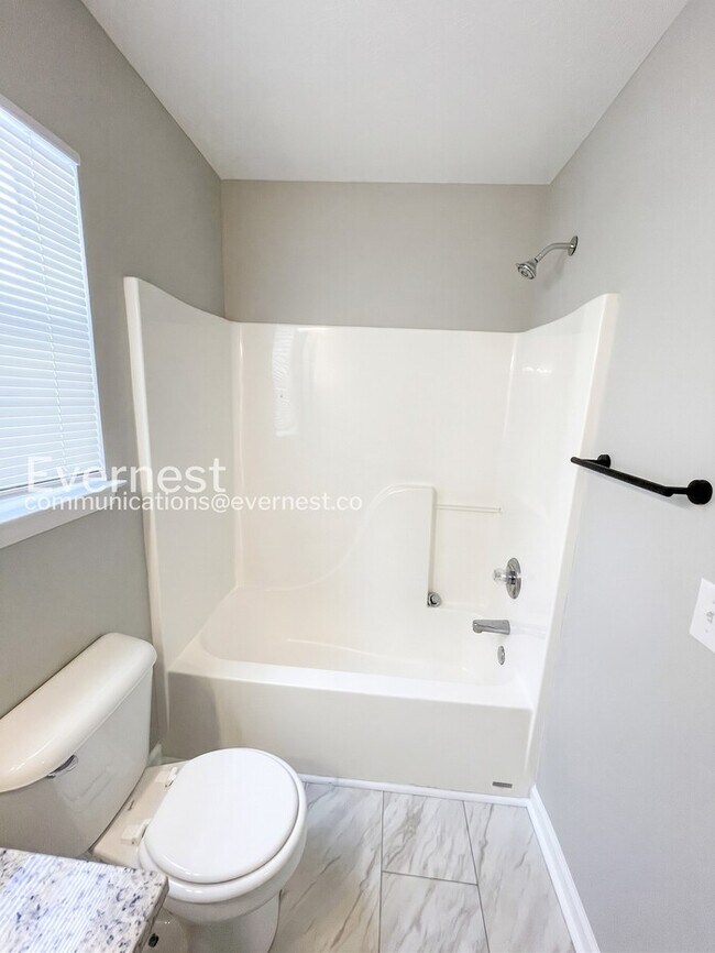 Building Photo - 3 Bed, 2 Bath Home with Off-Street Parking / Pet-Friendly / Available Now!