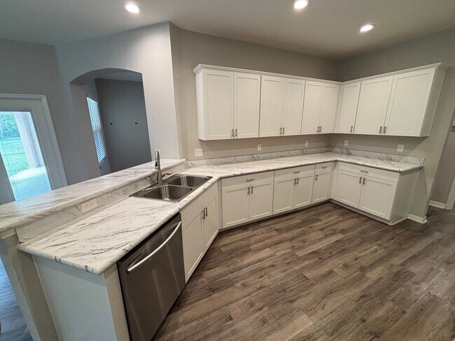Building Photo - 4 bedroom / 3 bath in great neighborhood - WON'T LAST!