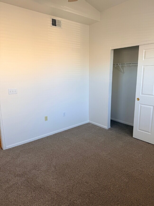 Building Photo - "Charming 2-Bed, 2-Bath condo Oasis in Aurora - 988 Sq Ft of Comfort!"