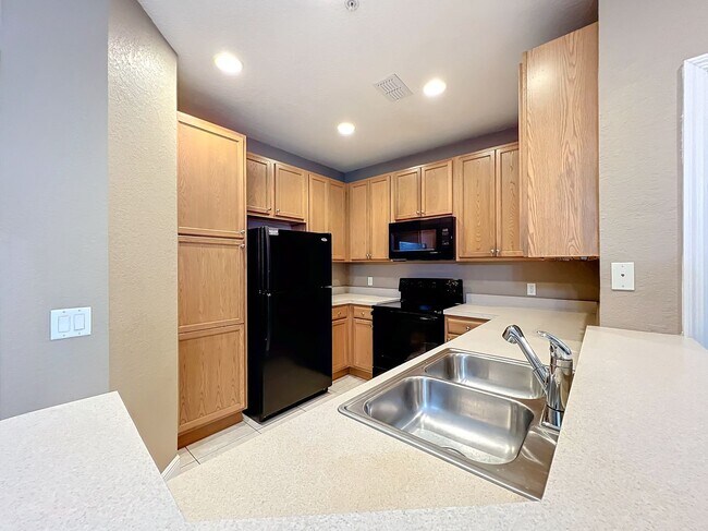 Building Photo - LUXURY 3 Bedroom / 2 Bath Townhome in a ga...