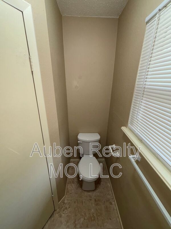 Building Photo - 409 NE Westwind Dr