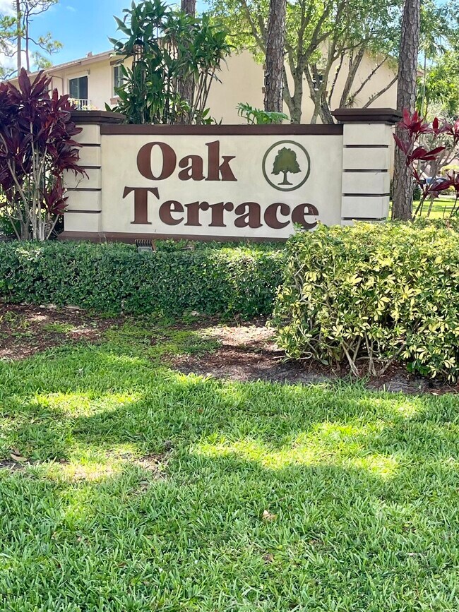 Building Photo - 4243 Oak Terrace Dr