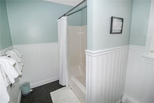 Building Photo - 641 Middle Rd