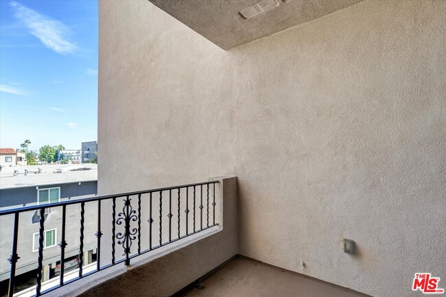 Building Photo - 1410 N Curson Ave