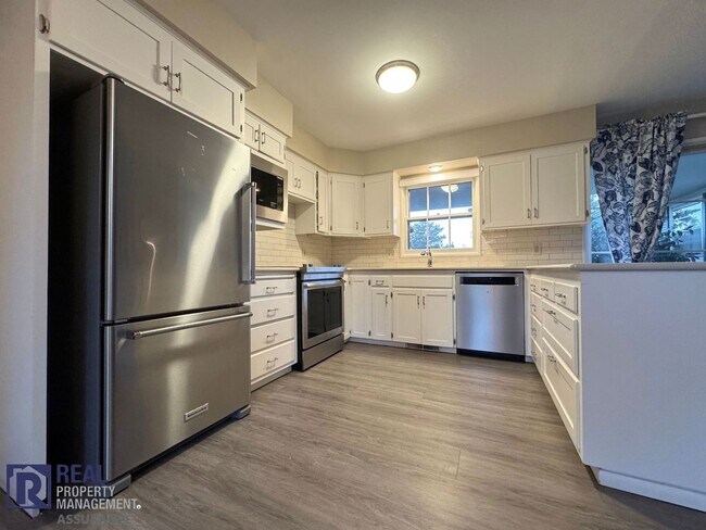 Building Photo - Charming 4 bedroom Rambler!