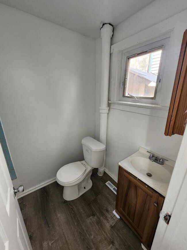 Building Photo - Two Bedroom Single Family Home!