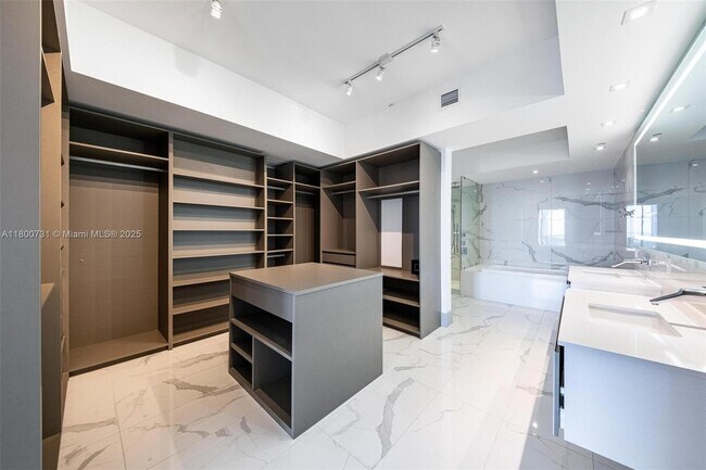 Building Photo - 5500 Island Estates Dr