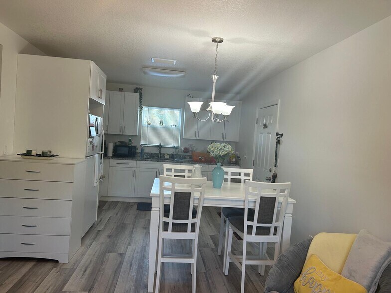 Building Photo - 1701 W Cluster Ave