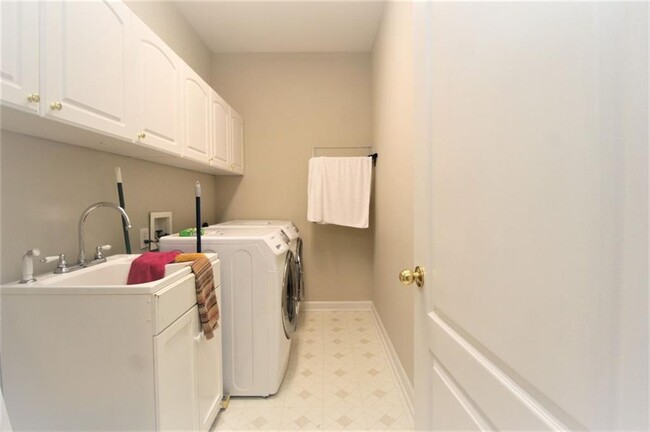 Building Photo - 1060 River Valley Dr
