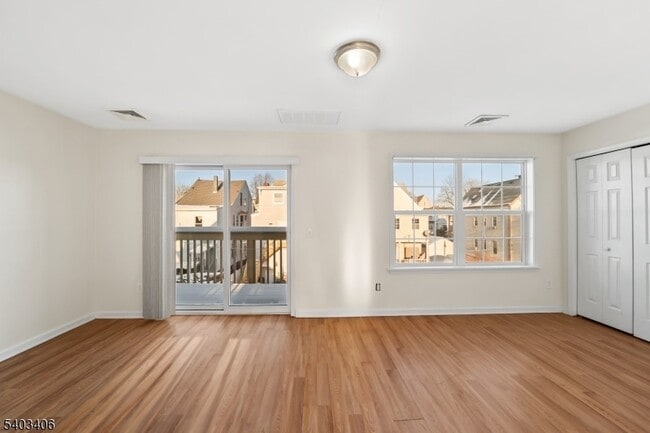 Building Photo - 110-PT112 Redwood Ave