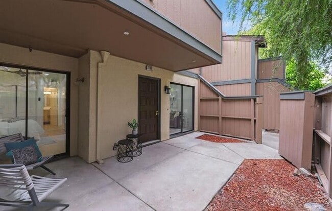 Building Photo - APARTMENT