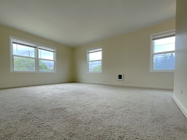 Building Photo - Charming Second Floor 1-Bedroom Close to Peninsula Park!