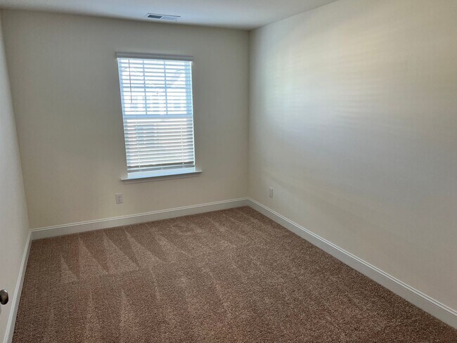 Building Photo - Like-New 3BR Townhome in Spring Village | Garage | Minutes to Downtown Angier