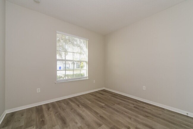 Building Photo - 2041 The Oaks Blvd