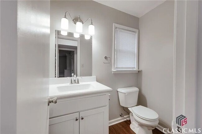 Building Photo - 207 Highland Park Dr