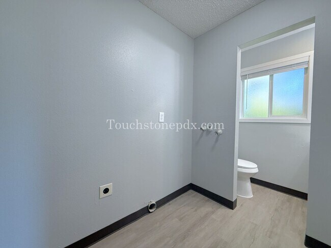 Building Photo - Updated 3 BR Apartment with Patio in Portland