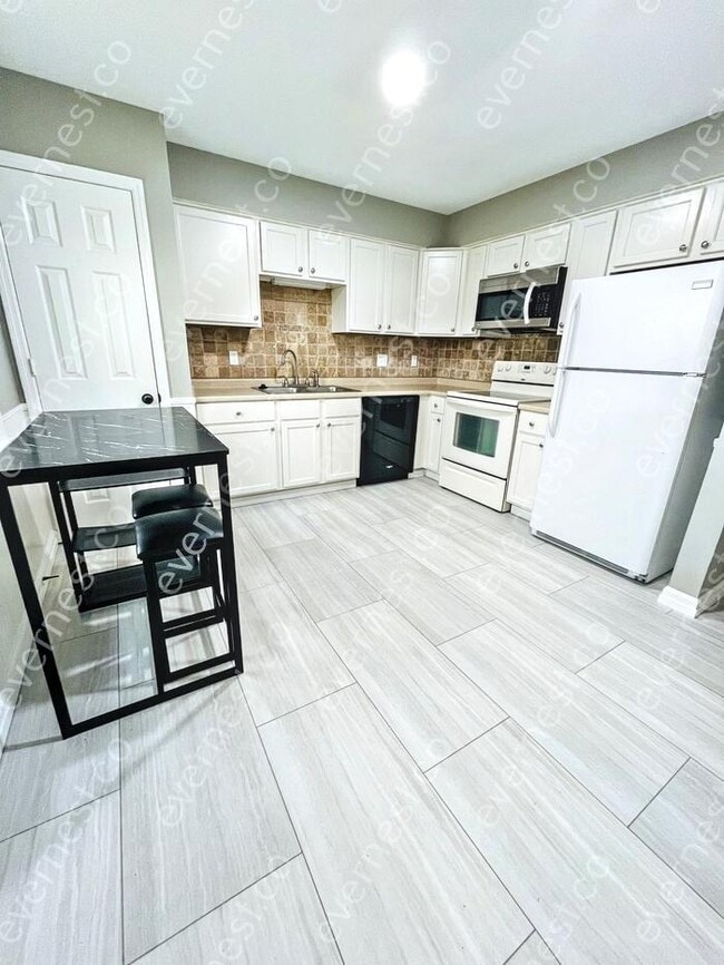 Building Photo - 719 Fox Ridge Dr