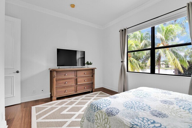 Building Photo - 10703 Versailles Blvd