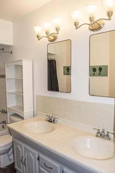 Building Photo - 1634 E 12th St