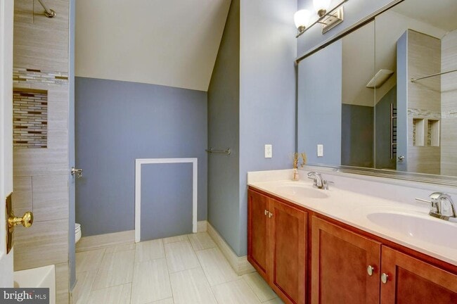Building Photo - 45 Lockwood Dr