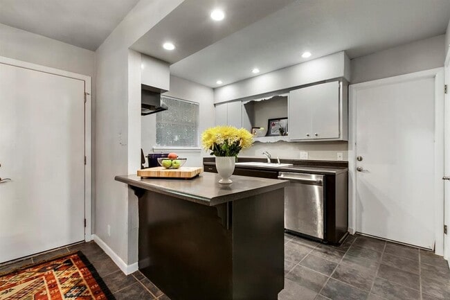 Building Photo - 5800 Glenhollow Path