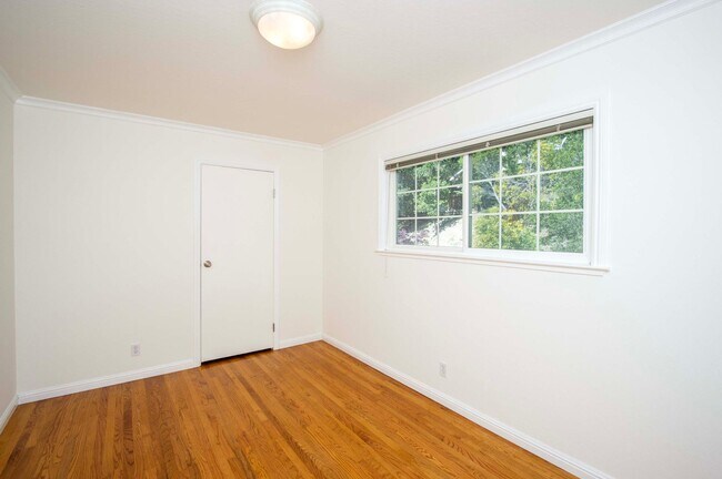 Building Photo - 263 Knight Dr