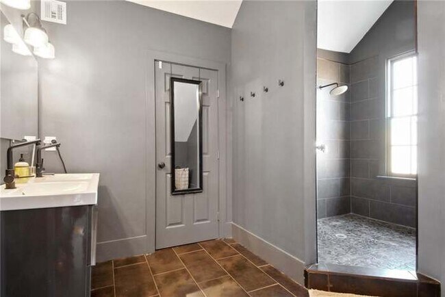 Building Photo - 2409 D'Abadie St