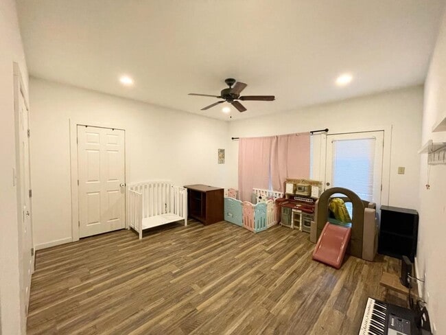 Building Photo - NEWER 4 bedroom house