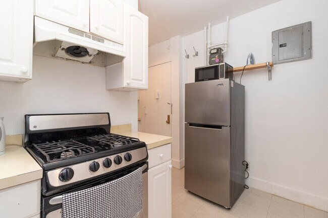 Building Photo - 322 E 93rd St