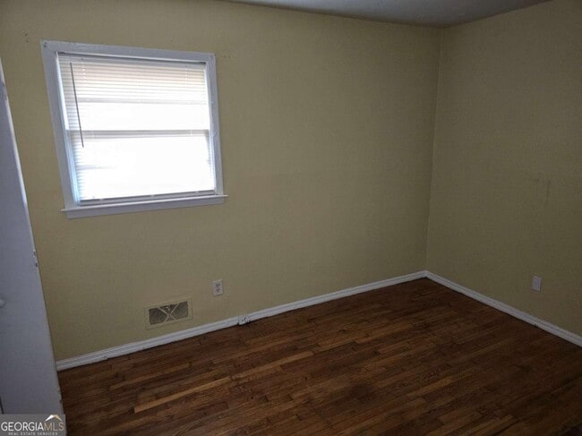 Building Photo - 3223 Tulip Dr