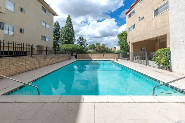 Building Photo - 5412 Lindley Ave