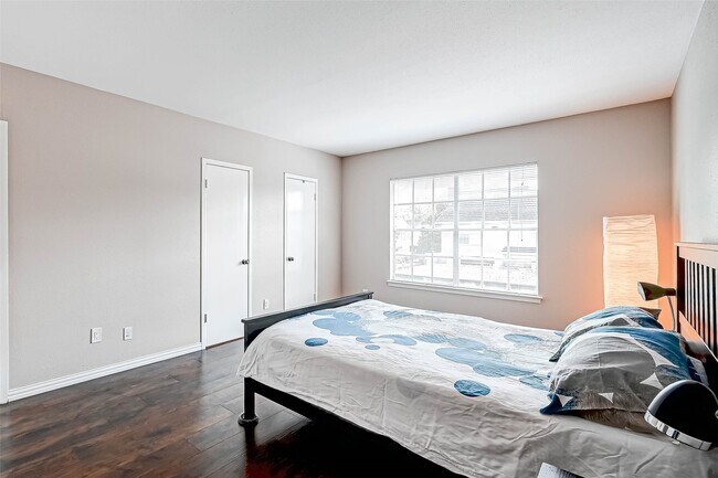 Building Photo - 2232 S Piney Point Rd