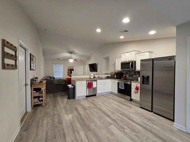 Building Photo - 437 Conifer St