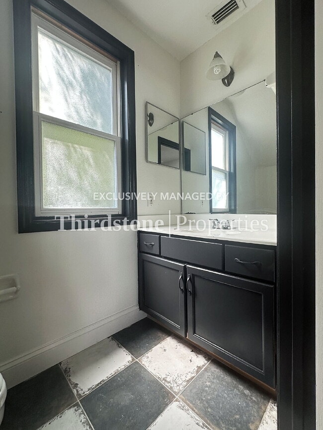 Building Photo - 1446 Silver St